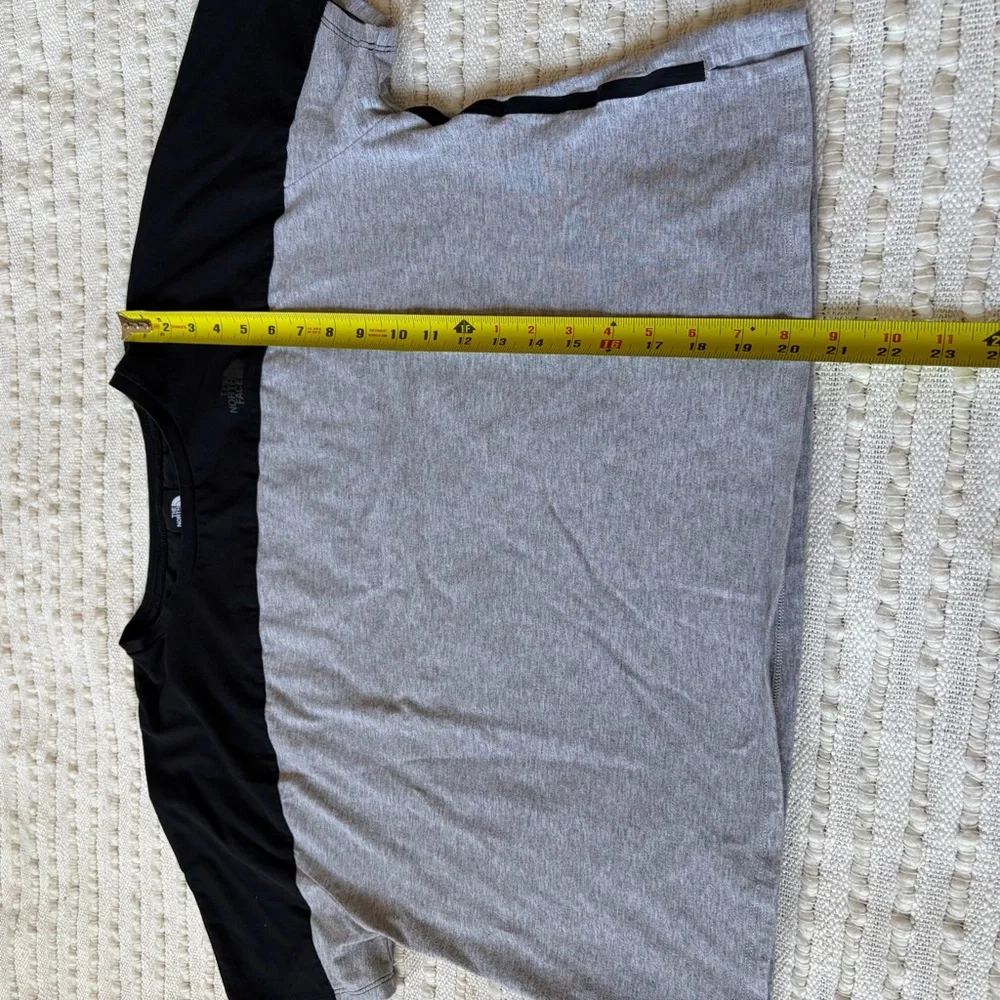 The North Face Black and Gray Colorblock Cropped T-Shirt Size Women’s XL - Picture 11 of 11